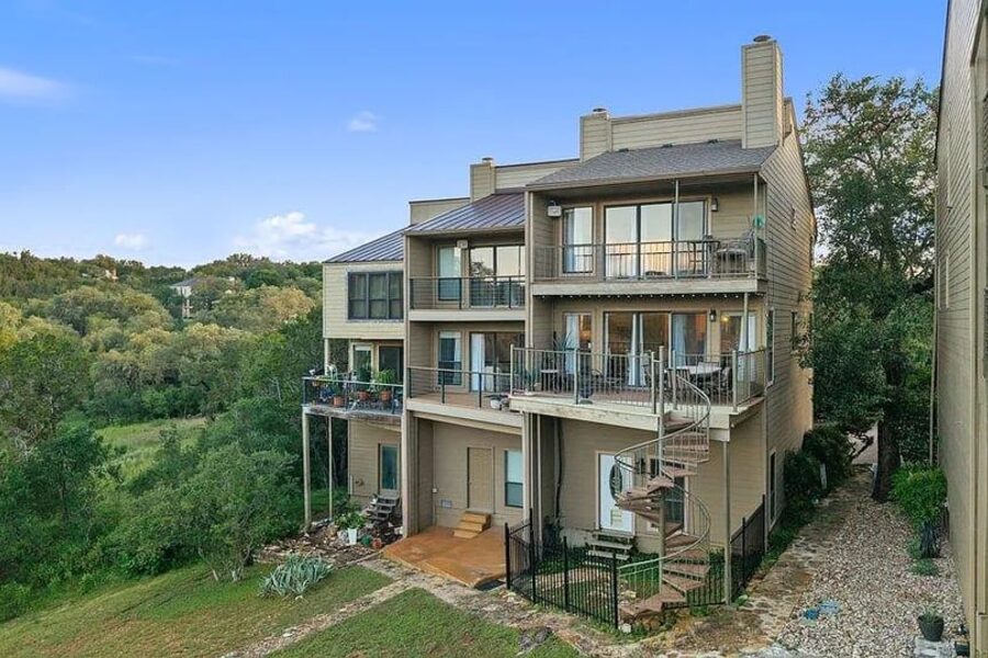 340 Harbor Dr in the Lake Travis area